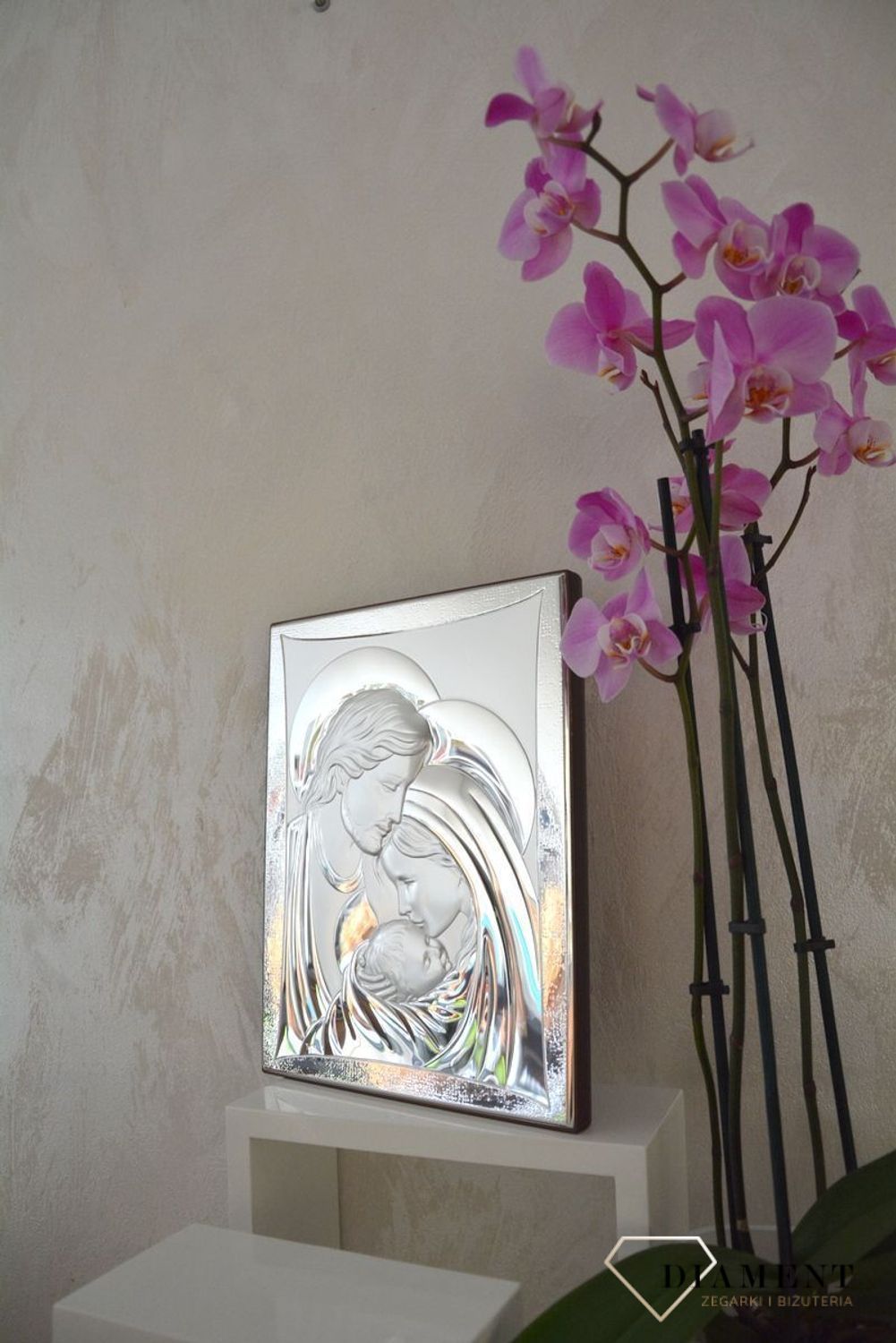 Obrazek srebrny ukazujący Świętą Rodzinę, każdego dnia będzie przywoływał najpiękniejsze momenty ich życia, dając wiernym siłę i nadzieję na lepsze jutro.7.jpg