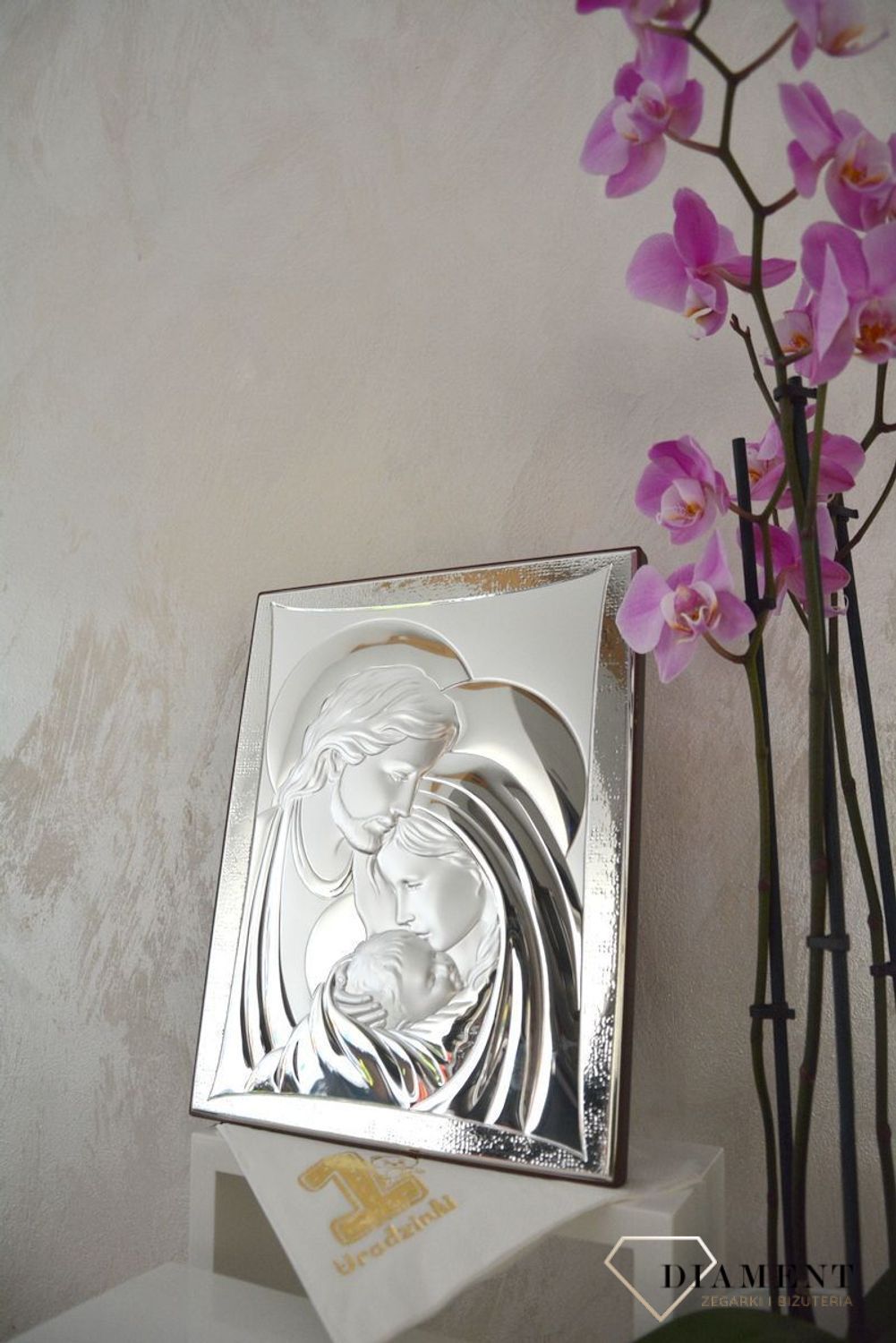 Obrazek srebrny ukazujący Świętą Rodzinę, każdego dnia będzie przywoływał najpiękniejsze momenty ich życia, dając wiernym siłę i nadzieję na lepsze jutro.7.jpg