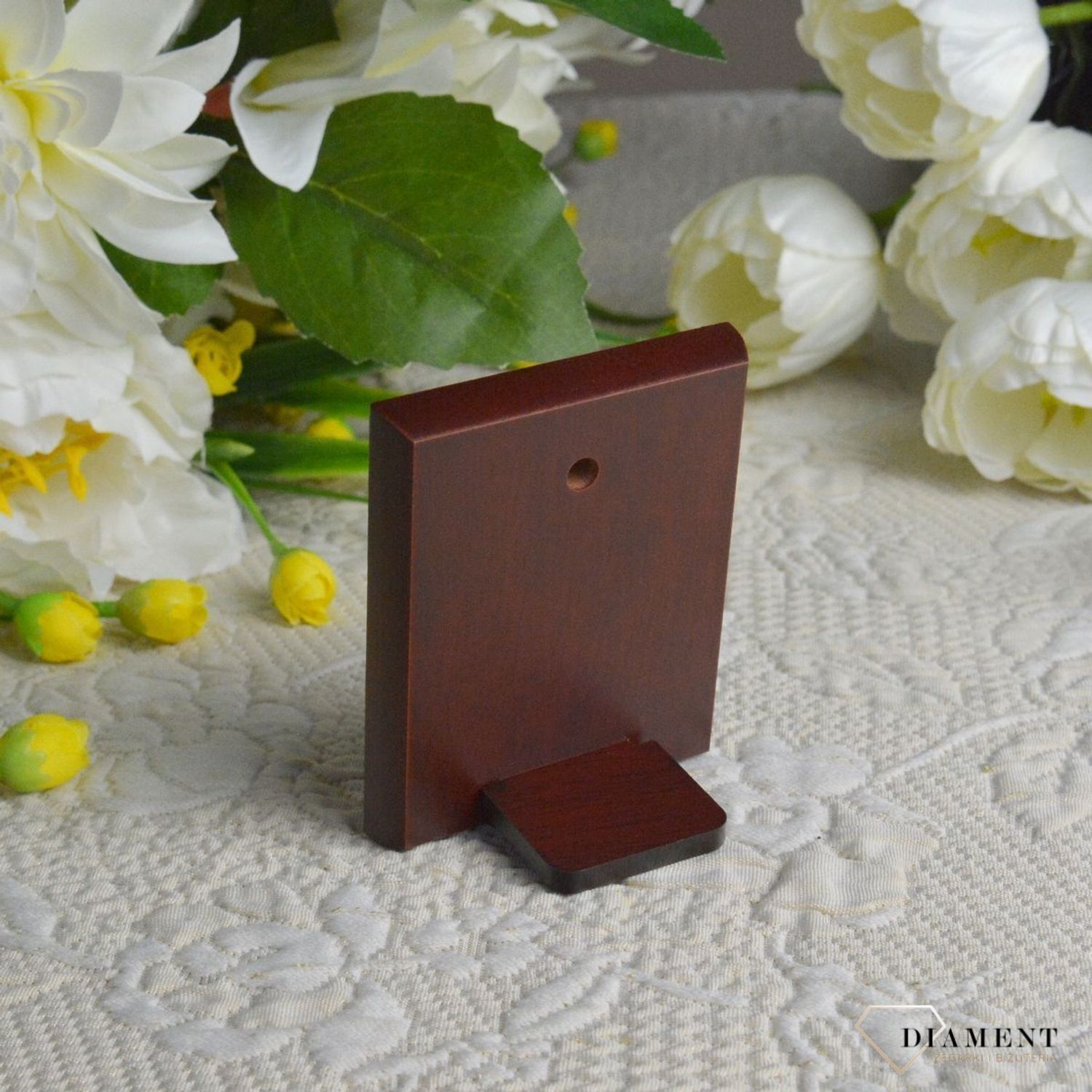 Obrazek srebrny z Aniołem Stróżem to piękna ozdoba dziecięcego pokoju. Pamiątka jest symbolicznym przedstawieniem opieki roztoczonej nad malcem przez Bożą.jpg