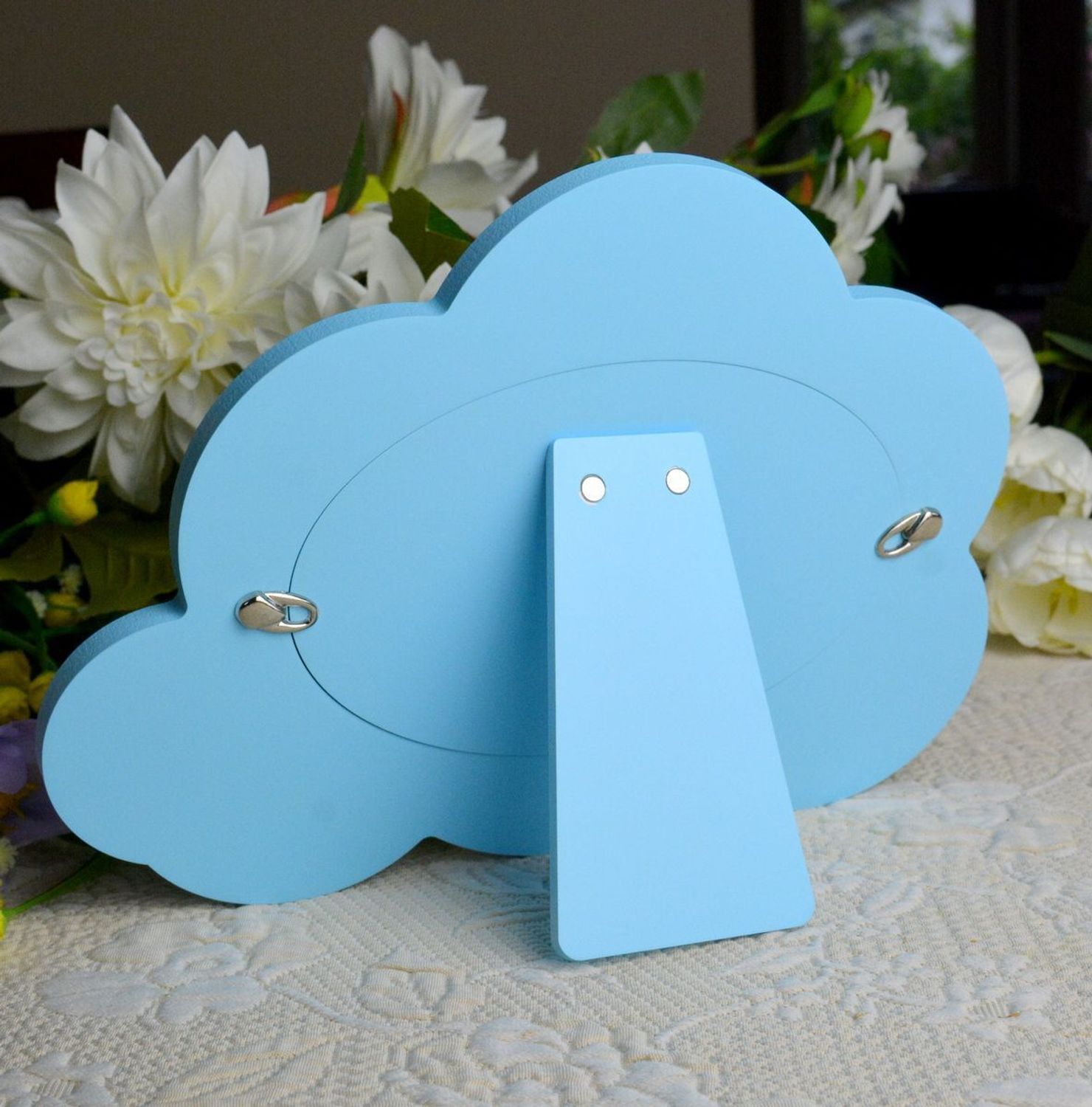 Wyjątkowa ramka na zdjęcie z aniołkiem w kolorze niebieskim. Produkt renomowanej włoskiej firmy znanej z wysokiej jakości wykonania i dbałości o detal. Wykonana jest z wysokiej jakości stali posrebrzanej zabezpieczonej lakie.jpg