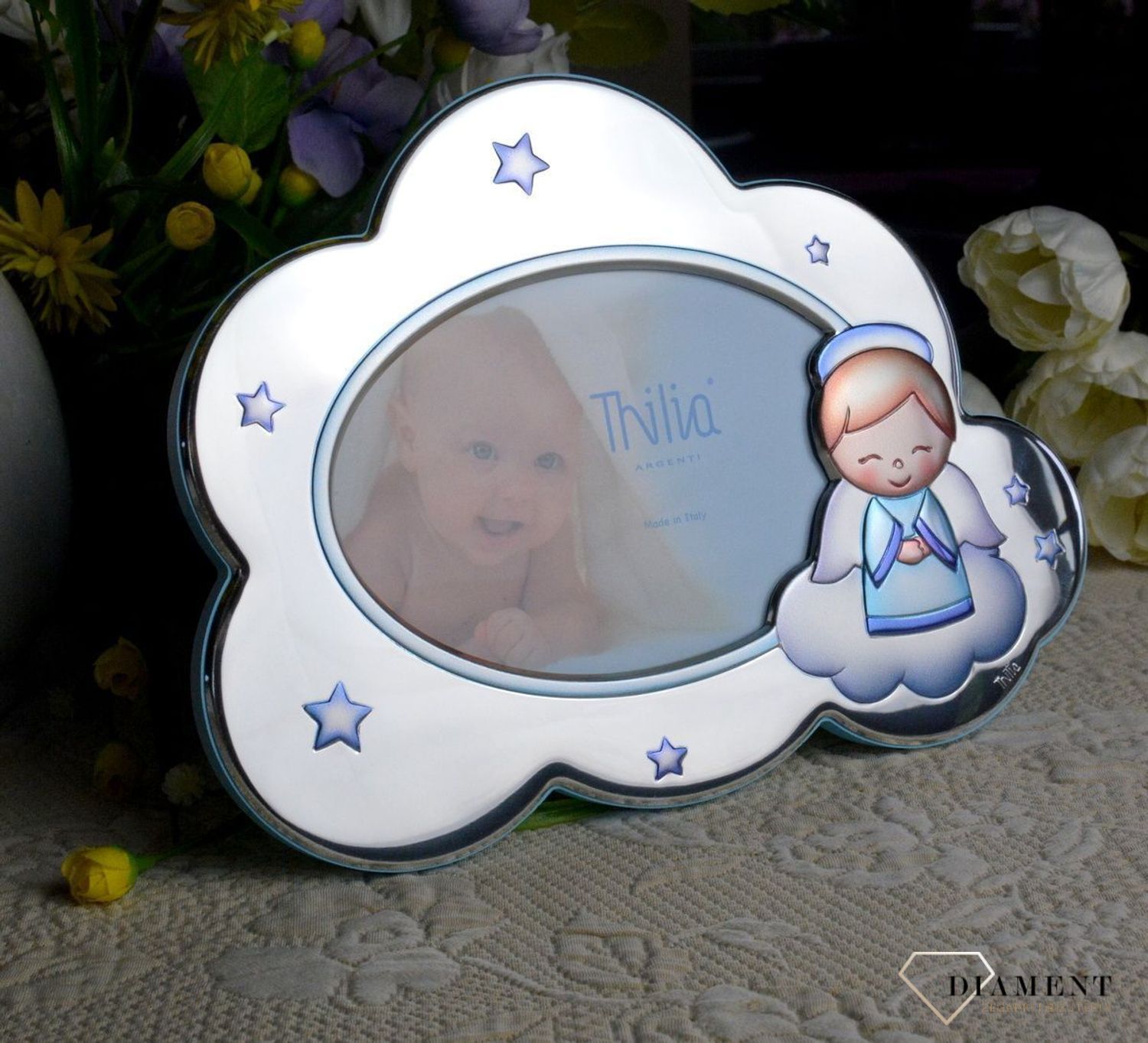 Wyjątkowa ramka na zdjęcie z aniołkiem w kolorze niebieskim. Produkt renomowanej włoskiej firmy znanej z wysokiej jakości wykonania i dbałości o detal. Wykonana jest z wysokiej jakości stali posrebrzanej zabezpieczonej lakie.jpg