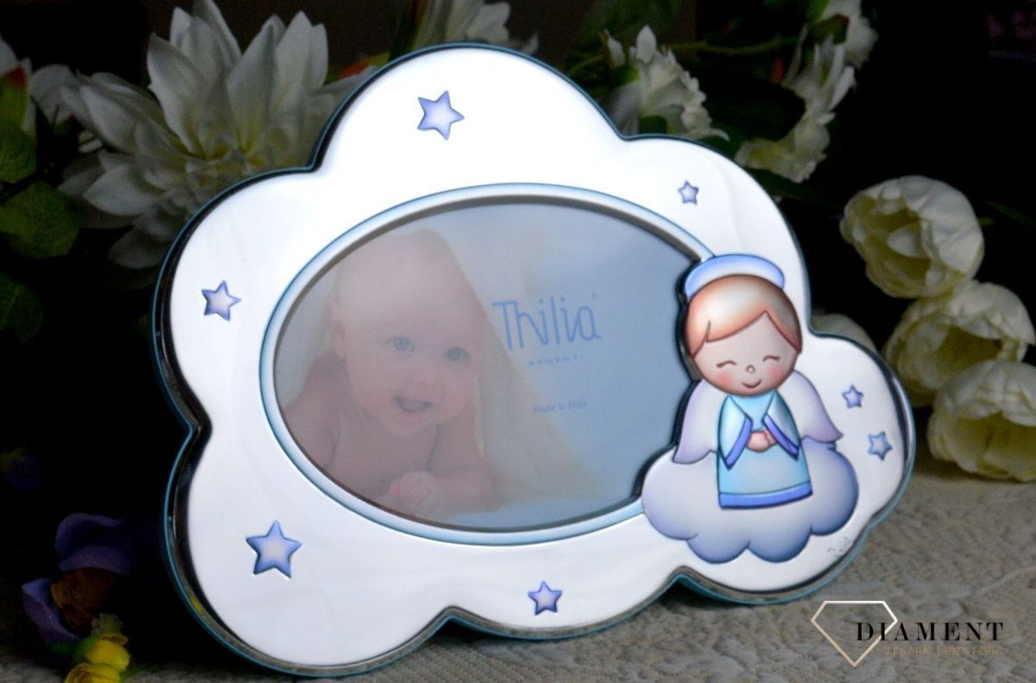 Wyjątkowa ramka na zdjęcie z aniołkiem w kolorze niebieskim. Produkt renomowanej włoskiej firmy znanej z wysokiej jakości wykonania i dbałości o detal. Wykonana jest z wysokiej jakości stali posrebrzanej zabezpieczonej lakie.jpg