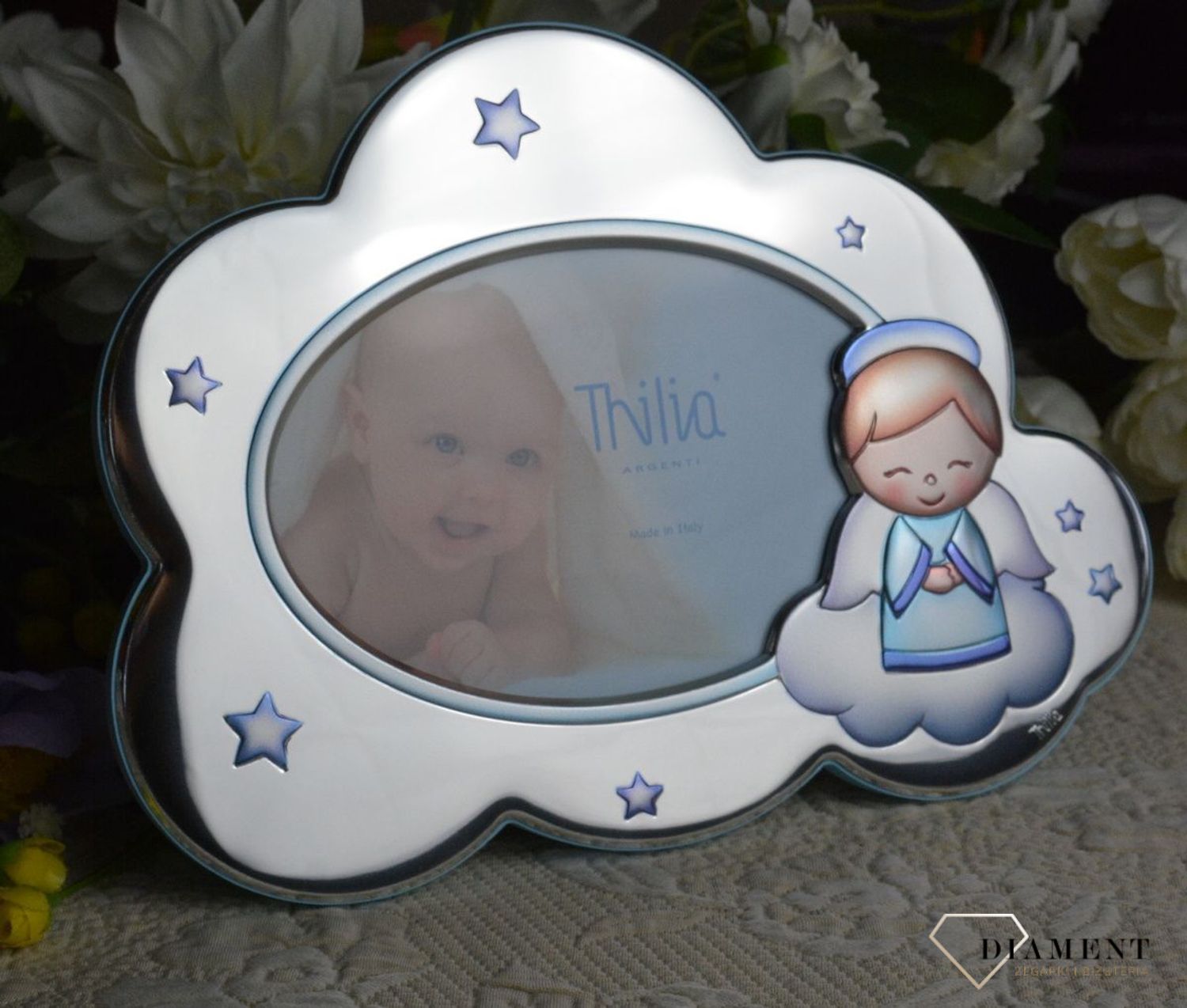 Wyjątkowa ramka na zdjęcie z aniołkiem w kolorze niebieskim. Produkt renomowanej włoskiej firmy znanej z wysokiej jakości wykonania i dbałości o detal. Wykonana jest z wysokiej jakości stali posrebrzanej zabezpieczonej lakie.jpg