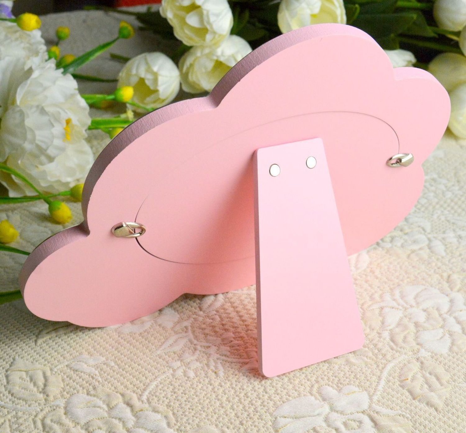 Wyjątkowa ramka na zdjęcie z aniołkiem w kolorze różowym. Produkt renomowanej włoskiej firmy znanej z wysokiej jakości wykonania i dbałości o detal. Wykonana jest z wysokiej jakości stali posrebrzanej zabezpieczonej lakierem.jpg