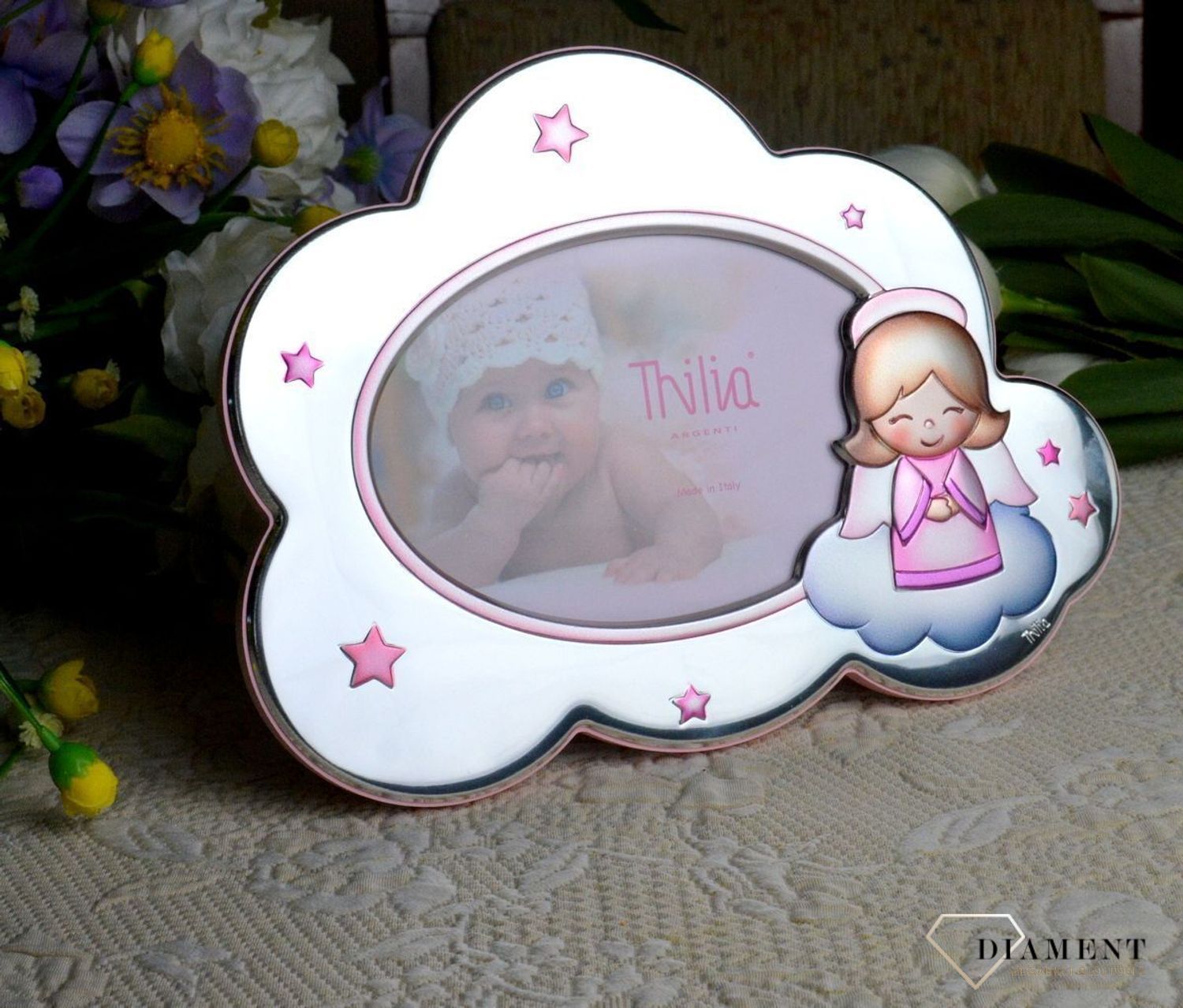 Wyjątkowa ramka na zdjęcie z aniołkiem w kolorze różowym. Produkt renomowanej włoskiej firmy znanej z wysokiej jakości wykonania i dbałości o detal. Wykonana jest z wysokiej jakości stali posrebrzanej zabezpieczonej lakierem.jpg