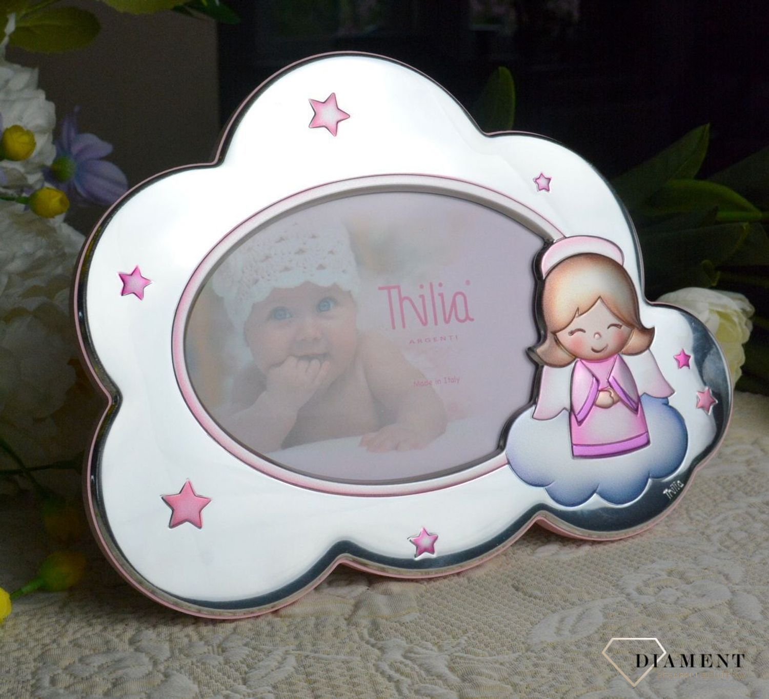 Wyjątkowa ramka na zdjęcie z aniołkiem w kolorze różowym. Produkt renomowanej włoskiej firmy znanej z wysokiej jakości wykonania i dbałości o detal. Wykonana jest z wysokiej jakości stali posrebrzanej zabezpieczonej lakierem.jpg