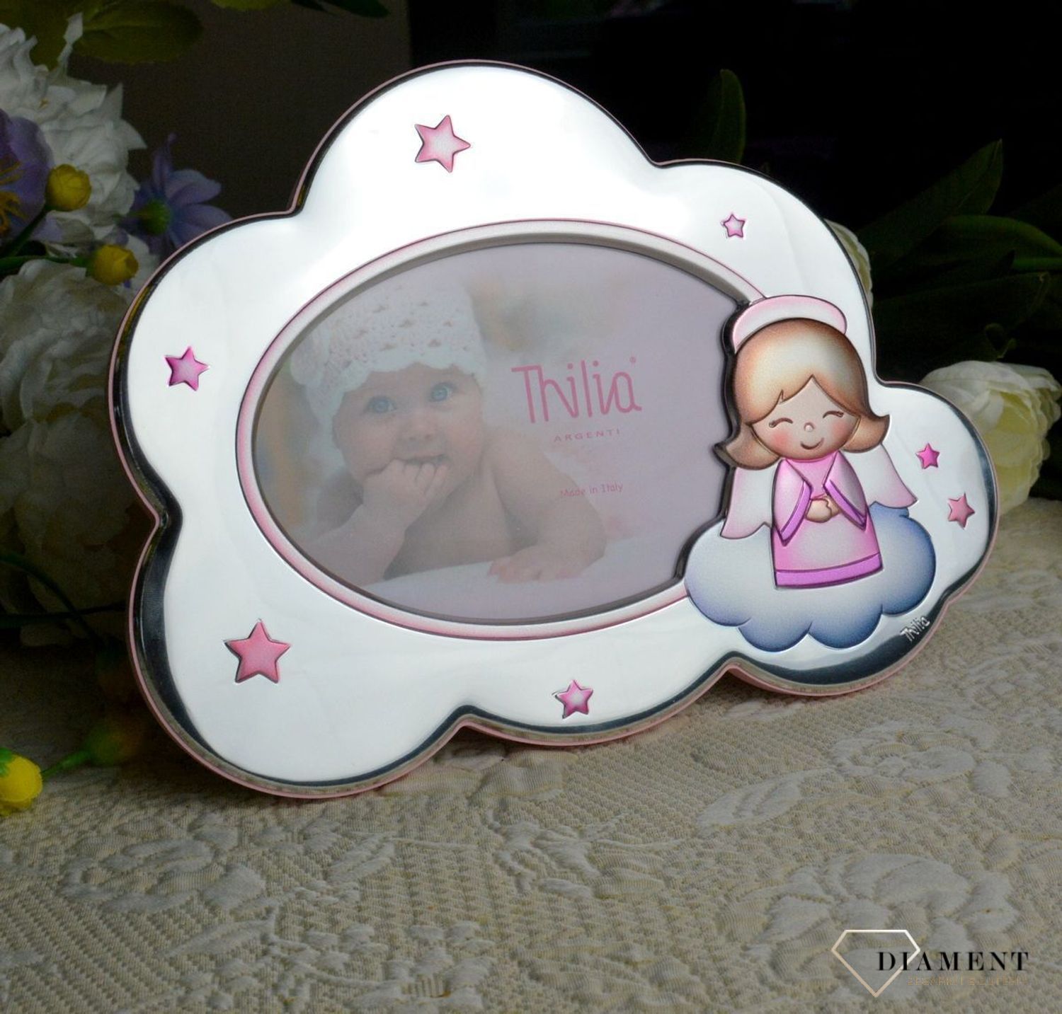 Wyjątkowa ramka na zdjęcie z aniołkiem w kolorze różowym. Produkt renomowanej włoskiej firmy znanej z wysokiej jakości wykonania i dbałości o detal. Wykonana jest z wysokiej jakości stali posrebrzanej zabezpieczonej lakierem.jpg