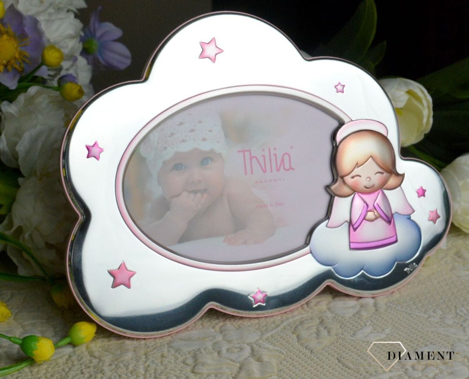 Wyjątkowa ramka na zdjęcie z aniołkiem w kolorze różowym. Produkt renomowanej włoskiej firmy znanej z wysokiej jakości wykonania i dbałości o detal. Wykonana jest z wysokiej jakości stali posrebrzanej zabezpieczonej lakierem.jpg