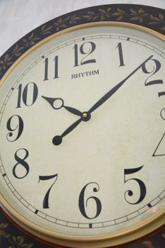 Duży zegar na ścianę drewniany Rhythm 59 cm to piękny bardzo duży zegar ścienny ✓Duże zegary ścienne ✓ Zegary do salonu (12).JPG