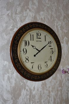 Duży zegar na ścianę drewniany Rhythm 59 cm to piękny bardzo duży zegar ścienny ✓Duże zegary ścienne ✓ Zegary do salonu (3).JPG