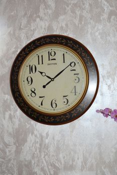 Duży zegar na ścianę drewniany Rhythm 59 cm to piękny bardzo duży zegar ścienny ✓Duże zegary ścienne ✓ Zegary do salonu (4).JPG