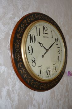 Duży zegar na ścianę drewniany Rhythm 59 cm to piękny bardzo duży zegar ścienny ✓Duże zegary ścienne ✓ Zegary do salonu (6).JPG