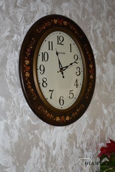Zegar na ścianę Rhythm drewniany owalny z wzorem CMG298NR06. Owalny duży zegar ścienny w kolorze brązowym. Obudowa wykonana z wytrzymałego drewna w kolorze brązowym (3).JPG