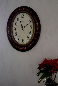 Zegar na ścianę Rhythm drewniany owalny z wzorem CMG298NR06. Owalny duży zegar ścienny w kolorze brązowym. Obudowa wykonana z wytrzymałego drewna w kolorze brązowym (4).JPG