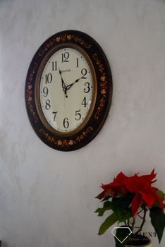 Zegar na ścianę Rhythm drewniany owalny z wzorem CMG298NR06. Owalny duży zegar ścienny w kolorze brązowym. Obudowa wykonana z wytrzymałego drewna w kolorze brązowym (5).JPG