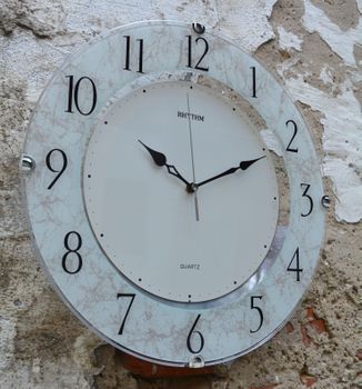 Zegar na ścianę do salonu Rhythm 'Szklany marmur', zegary na ścianę, zegary do salony, szklane zegary (4).JPG