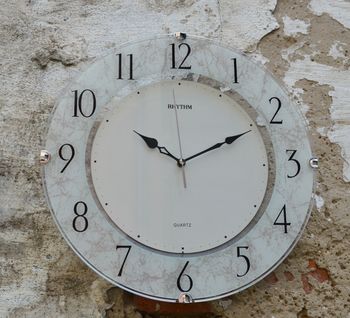 Zegar na ścianę do salonu Rhythm 'Szklany marmur', zegary na ścianę, zegary do salony, szklane zegary (6).JPG