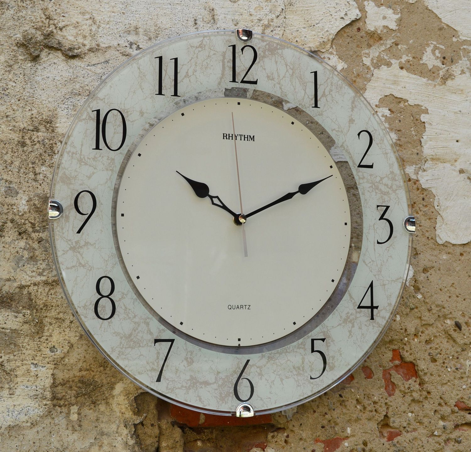 Zegar na ścianę do salonu Rhythm 'Szklany marmur' to nowoczesny zegar na ścianę, który jest bardzo czytelny. Idealny na prezent na rocznicę Ślubu..jpg