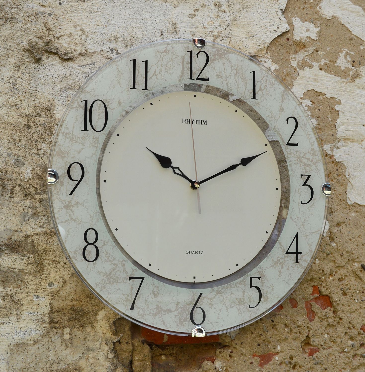 Zegar na ścianę do salonu Rhythm 'Szklany marmur' to nowoczesny zegar na ścianę, który jest bardzo czytelny. Idealny na prezent na rocznicę Ślubu..jpg