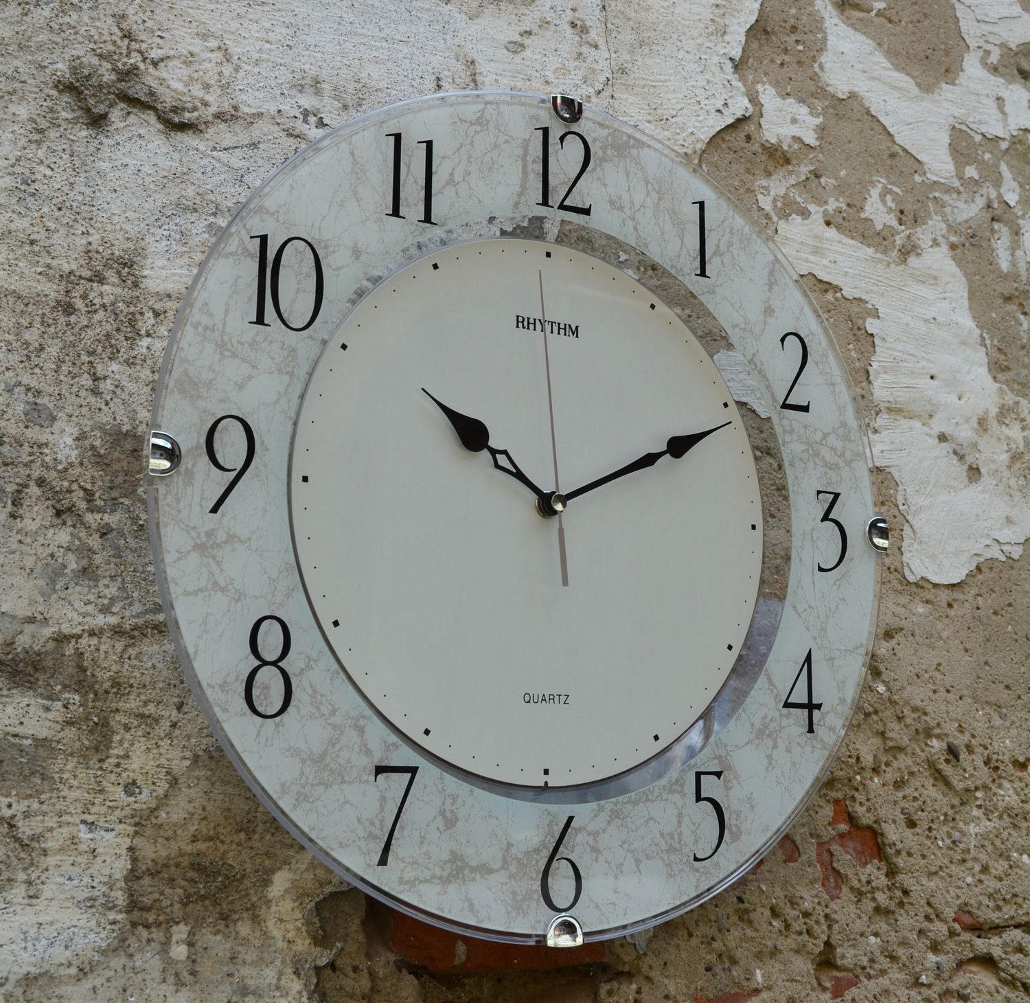 Zegar na ścianę do salonu Rhythm 'Szklany marmur' to nowoczesny zegar na ścianę, który jest bardzo czytelny. Idealny na prezent na rocznicę Ślubu..jpg