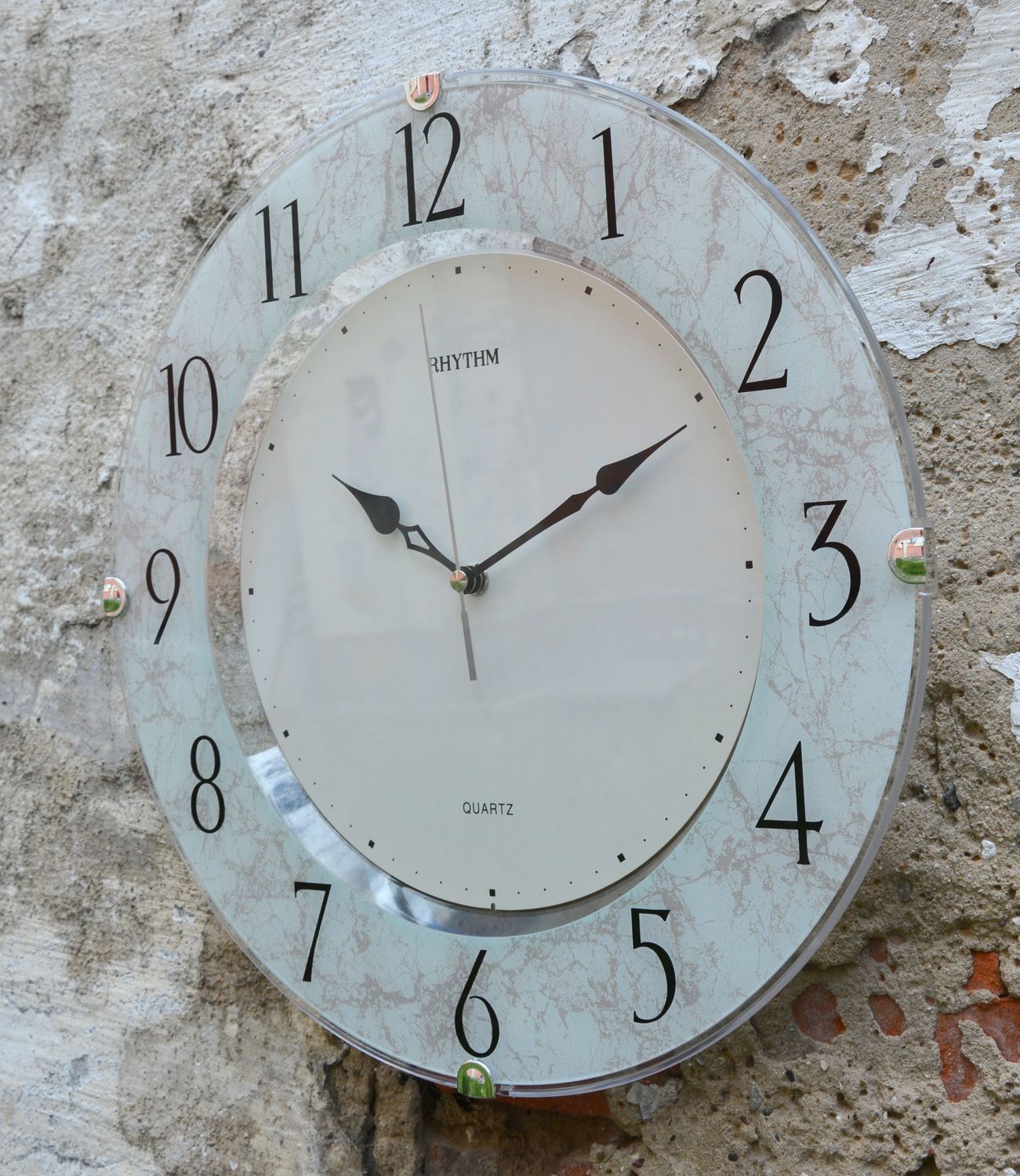 Zegar na ścianę do salonu Rhythm 'Szklany marmur' to nowoczesny zegar na ścianę, który jest bardzo czytelny. Idealny na prezent na rocznicę Ślubu..jpg