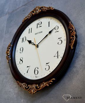 Zegar ścienny Rhythm CMG433NR06 33 cm. Klasyczny zdobiony czytelny drewniany zegar. Zegar do salonu na ścianę brązowy z ornamentowym wzorem (1).JPG