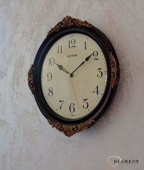 Zegar ścienny Rhythm CMG433NR06 33 cm. Klasyczny zdobiony czytelny drewniany zegar. Zegar do salonu na ścianę brązowy z ornamentowym wzorem (2).JPG