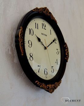 Zegar ścienny Rhythm CMG433NR06 33 cm. Klasyczny zdobiony czytelny drewniany zegar. Zegar do salonu na ścianę brązowy z ornamentowym wzorem (3).JPG