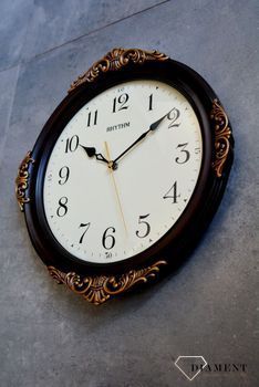 Zegar ścienny Rhythm CMG433NR06 33 cm. Klasyczny zdobiony czytelny drewniany zegar. Zegar do salonu na ścianę brązowy z ornamentowym wzorem (4).JPG