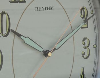 Zegar na ścianę japońskiej marki Rhythm to ozdobny, prosty zegar pasujący do każdego wnętrza. Ciekawa stylizacja zegara w kolorze brązowo złotym (1).JPG