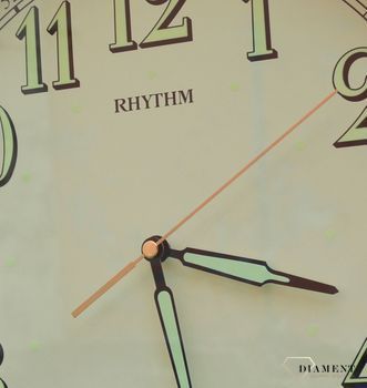 Zegar ścienny do salonu Rhythm CMG856NR06 to ozdobny, prosty zegar pasujący do każdego wnętrza. Ciekawa stylizacja zegara w kolorze brązowym. Wymarzony prezent (4).JPG