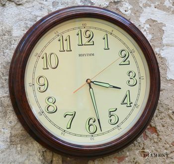 Zegar ścienny do salonu Rhythm CMG856NR06 to ozdobny, prosty zegar pasujący do każdego wnętrza. Ciekawa stylizacja zegara w kolorze brązowym. Wymarzony prezent (6).JPG