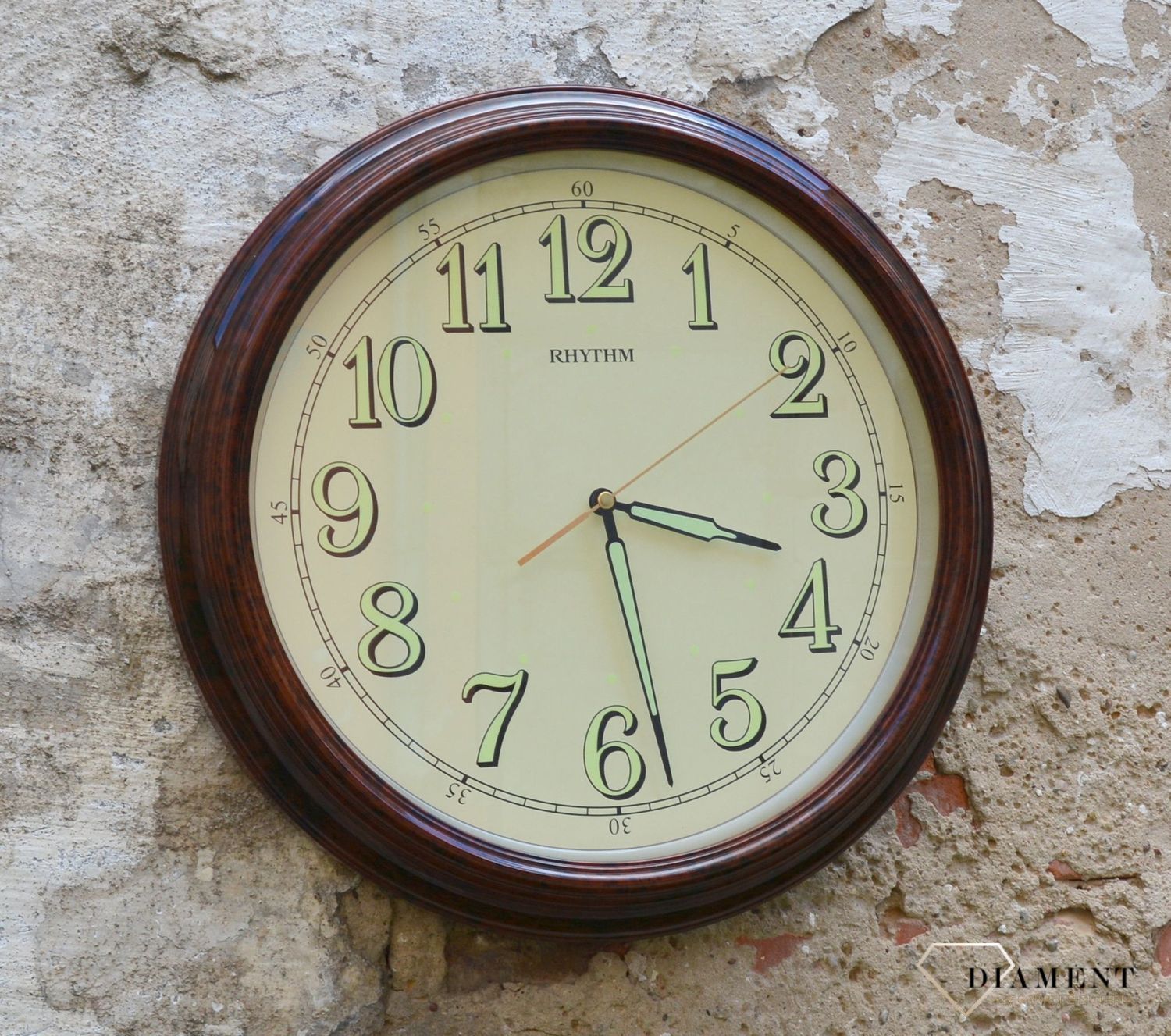 Zegar ścienny do salonu Rhythm CMG856NR06 to ozdobny, prosty zegar pasujący do każdego wnętrza. Ciekawa stylizacja zegara w kolorze brązowym. Wymarzony prezent (2).JPG