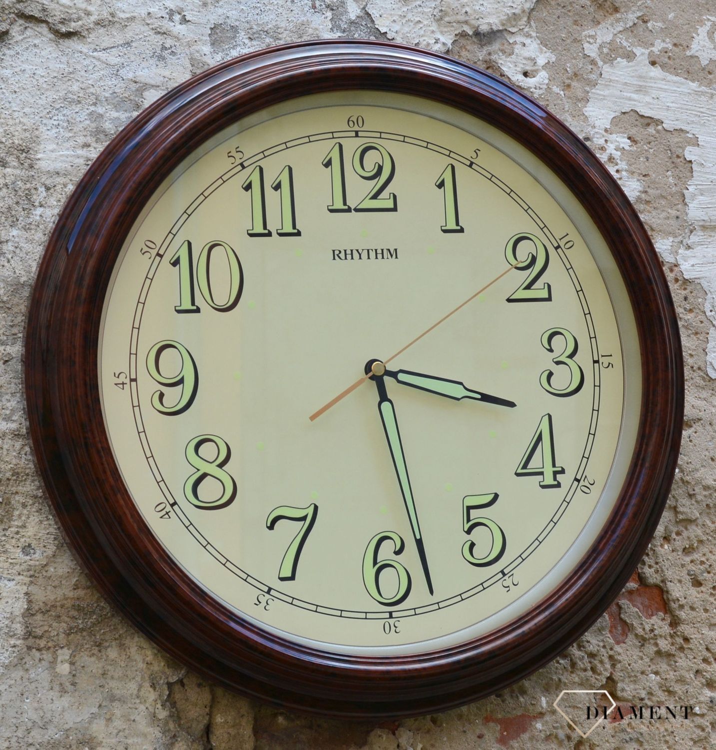 Zegar ścienny do salonu Rhythm CMG856NR06 to ozdobny, prosty zegar pasujący do każdego wnętrza. Ciekawa stylizacja zegara w kolorze brązowym. Wymarzony prezent (2).JPG