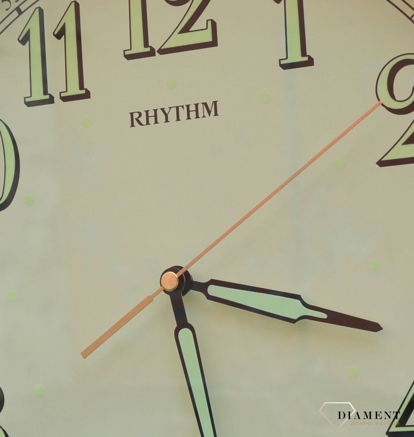 Zegar ścienny do salonu Rhythm CMG856NR06 to ozdobny, prosty zegar pasujący do każdego wnętrza. Ciekawa stylizacja zegara w kolorze brązowym. Wymarzony prezent (2).JPG