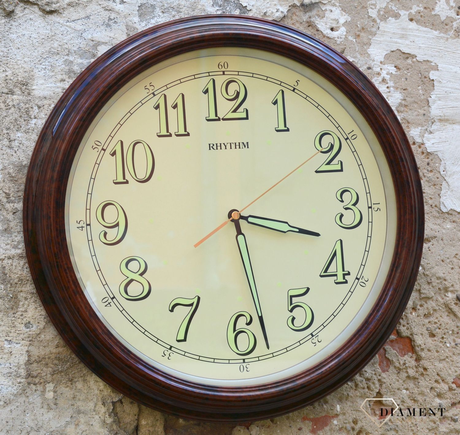 Zegar ścienny do salonu Rhythm CMG856NR06 to ozdobny, prosty zegar pasujący do każdego wnętrza. Ciekawa stylizacja zegara w kolorze brązowym. Wymarzony prezent (2).JPG