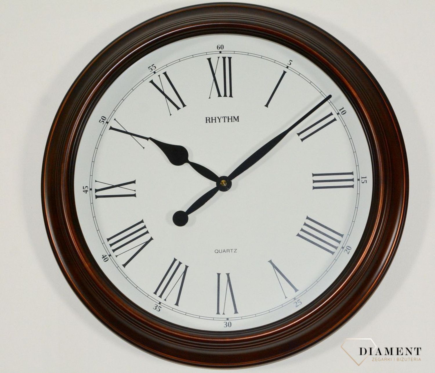 Zegar na ścianę drewniany okrągły 47 cm CMG736NR35. Zegar ścienny drewniany japoński RHYTHM CMG736NR35 wyposażony jest w kwarcowy mechanizm, zasilany za pomocą baterii (1).JPG