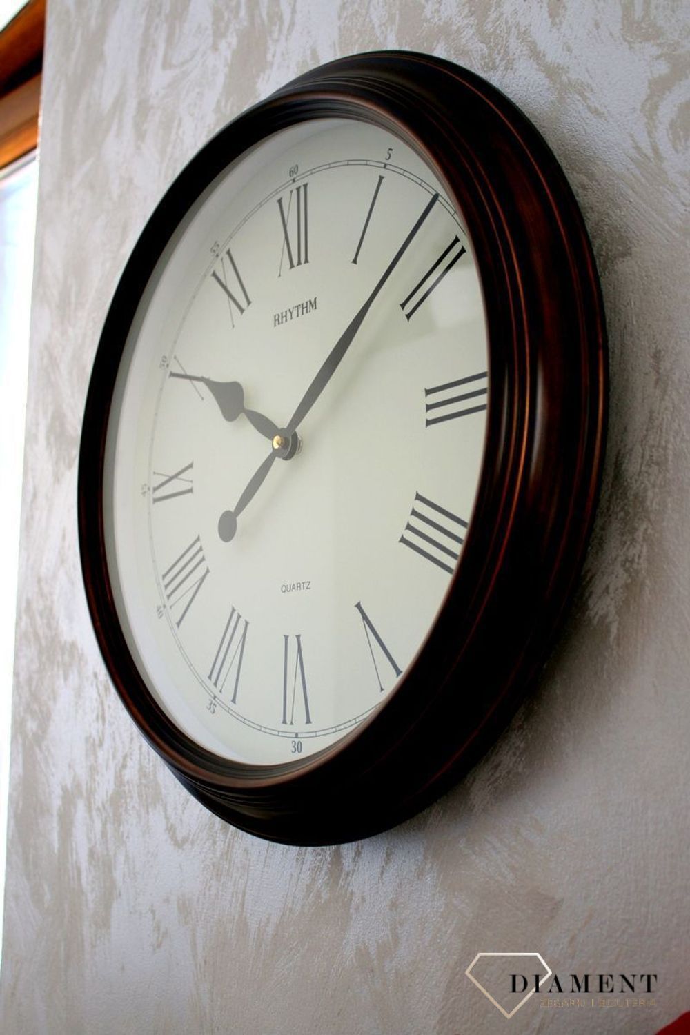 Zegar na ścianę drewniany okrągły 47 cm CMG736NR35. Zegar ścienny drewniany japoński RHYTHM CMG736NR35 wyposażony jest w kwarcowy mechanizm, zasilany za pomocą baterii (1).JPG