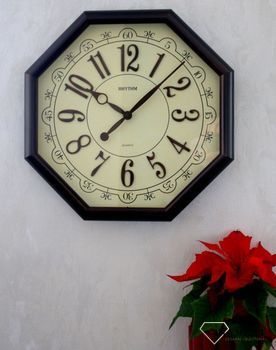 Zegar na ścianę do salonu duży ośmiokąt 48 cm CMG745NR06. Efektowny dekoracyjny zegar na ścianę w kształcie ośmiokąta. Beżowy cyferblat świetnie współgra z cyframi arabskimi i wskazówkami w kolorze brązowym ( (3).JPG