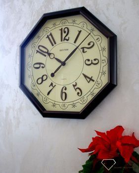 Zegar na ścianę do salonu duży ośmiokąt 48 cm CMG745NR06. Efektowny dekoracyjny zegar na ścianę w kształcie ośmiokąta. Beżowy cyferblat świetnie współgra z cyframi arabskimi i wskazówkami w kolorze brązowym ( (7).JPG