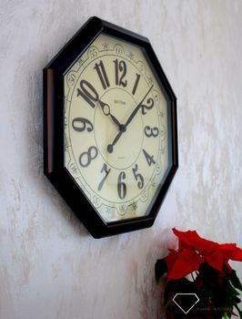 Zegar na ścianę do salonu duży ośmiokąt 48 cm CMG745NR06. Efektowny dekoracyjny zegar na ścianę w kształcie ośmiokąta. Beżowy cyferblat świetnie współgra z cyframi arabskimi i wskazówkami w kolorze brązowym (.JPG