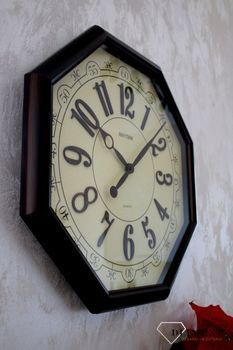 Zegar na ścianę do salonu duży ośmiokąt 48 cm CMG745NR06. Efektowny dekoracyjny zegar na ścianę w kształcie ośmiokąta. Beżowy cyferblat świetnie współgra z cyframi arabskimi i wskazówkami w kolorze brązowym (1).JPG