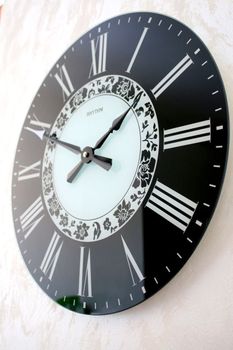 Zegar ścienny na szkle w kolorach czerni i bieli Rhytm CMG750NR02. Zegar szklany. Nowoczesny zegar na ścianę, który jest bardzo czytelny. Idealny na prezent na rocznicę Ślubu (2).JPG