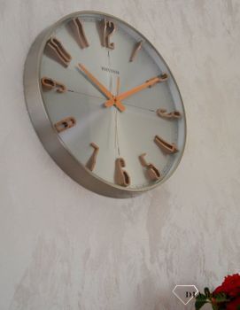 Zegar ścienny do salonu srebrny Rhythm z różowym złotem CMG554NR19. Zegar ścienny do salonu zachowany w nowoczesnej formie. Okrągła obudowa wykonana z wysokiej jakości materiału metalu (5).JPG