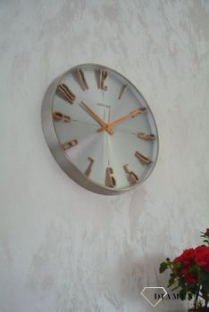 Zegar ścienny do salonu srebrny Rhythm z różowym złotem CMG554NR19. Zegar ścienny do salonu zachowany w nowoczesnej formie. Okrągła obudowa wykonana z wysokiej jakości materiału metalu (6).JPG