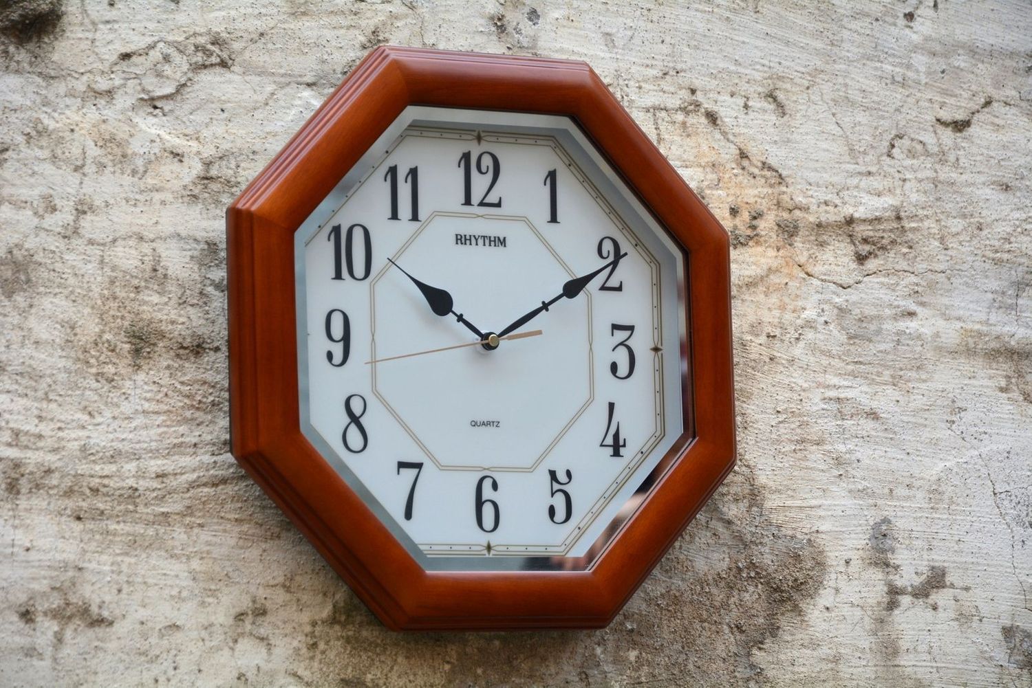 Ścienny zegar japońskiej marki RHYTHM CMG912NR06.jpg