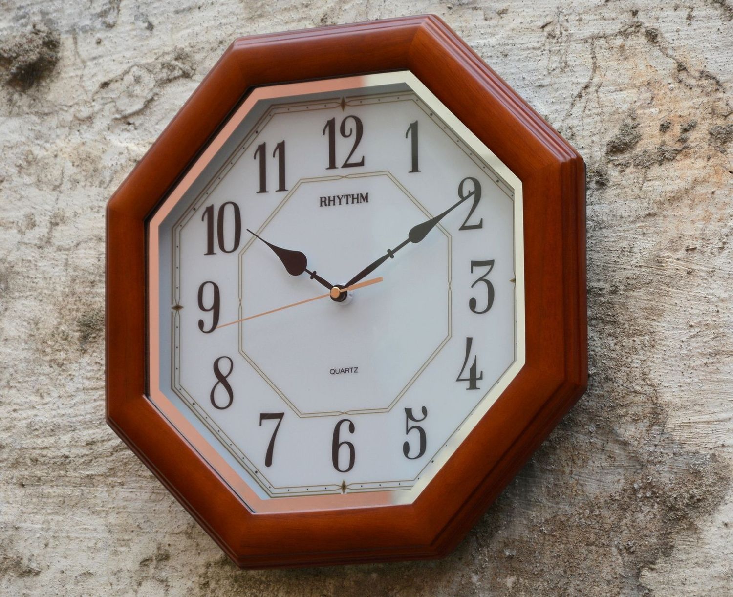 Ścienny zegar japońskiej marki RHYTHM CMG912NR06.jpg