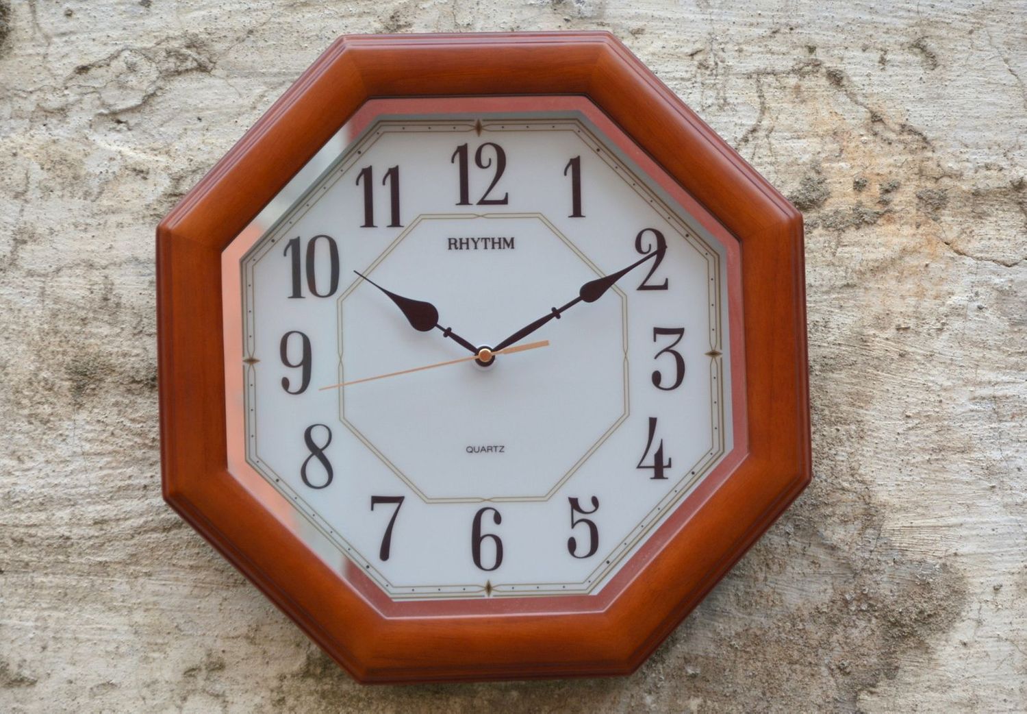 Ścienny zegar japońskiej marki RHYTHM CMG912NR06.jpg