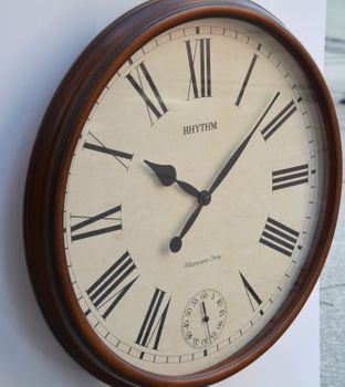 Zegar na ścianę do salonu Rhythm CMH721CR06 zegar drewniany do salonu duży zegar duże zegary (3).JPG