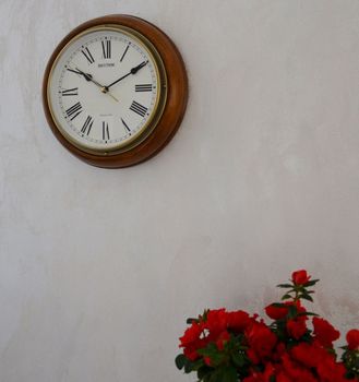 Zegar na ścianę drewniany do salonu Rhythm CMH723CR06. Zegar ścienny okrągły wykonany z wysokiej jakości drewna z jasną tarczą. Cyferblat w kolorze białym z wyraźnymi czarnymi cyframi rzymskimi.  (1).JPG